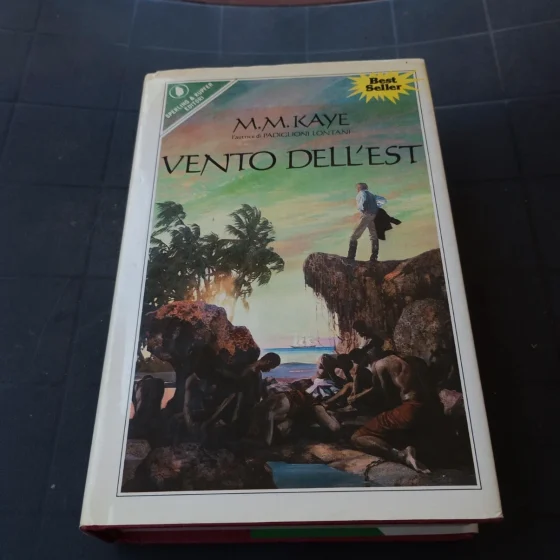 Vento dell'Est - M.M. Kaye | Copertina Rigida con Sovraccoperta (1983)