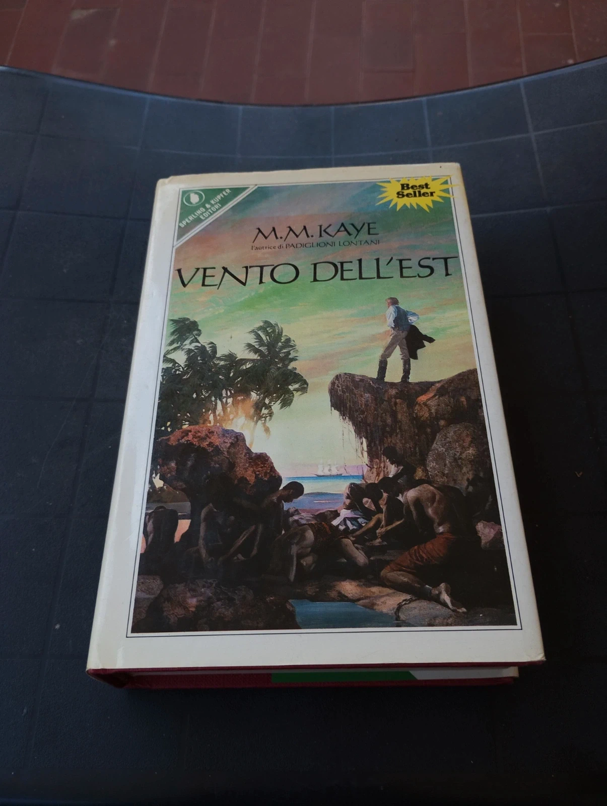 Vento dell'Est - M.M. Kaye | Copertina Rigida con Sovraccoperta (1983)