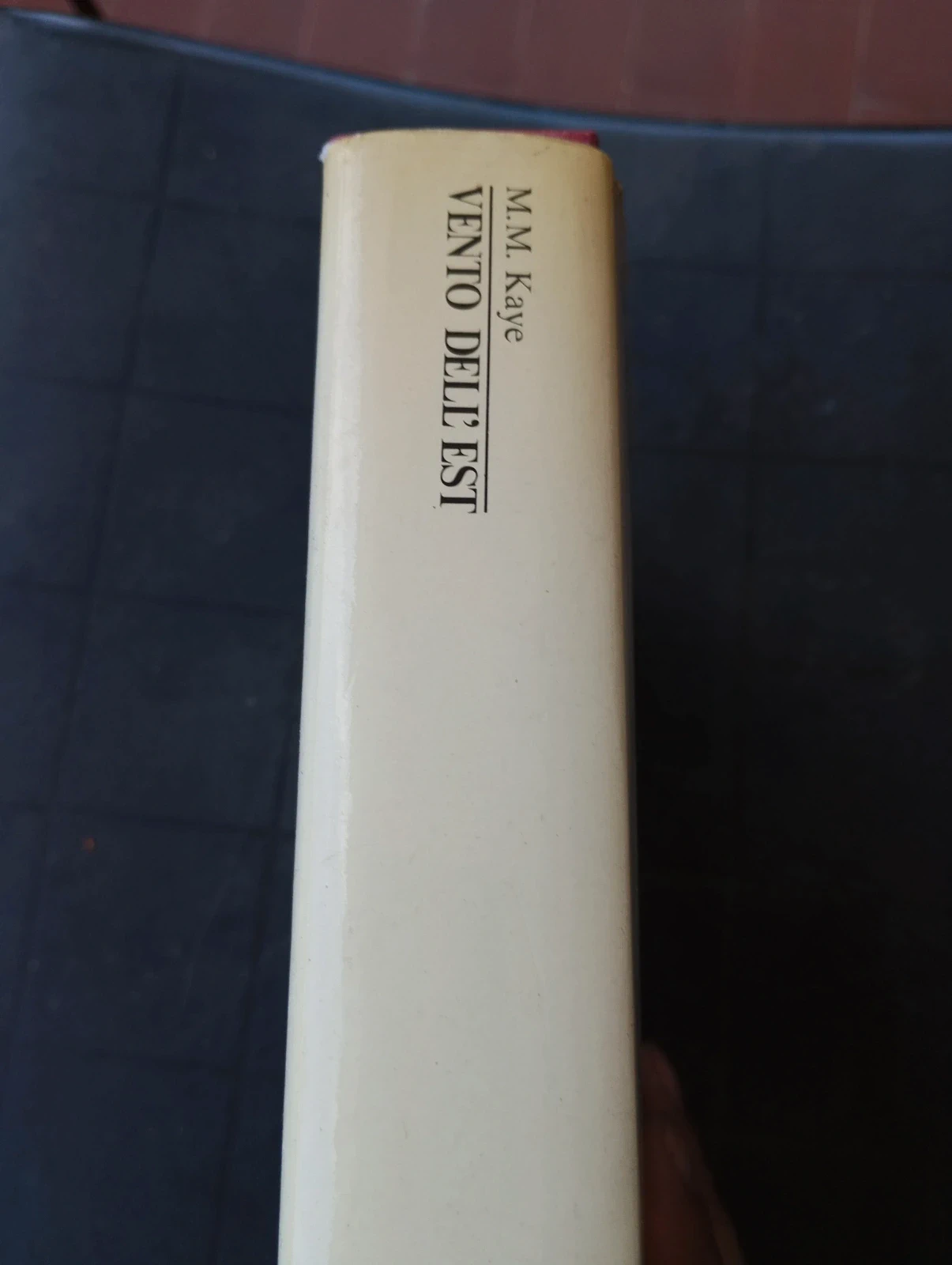 Vento dell'Est - M.M. Kaye | Copertina Rigida con Sovraccoperta (1983)